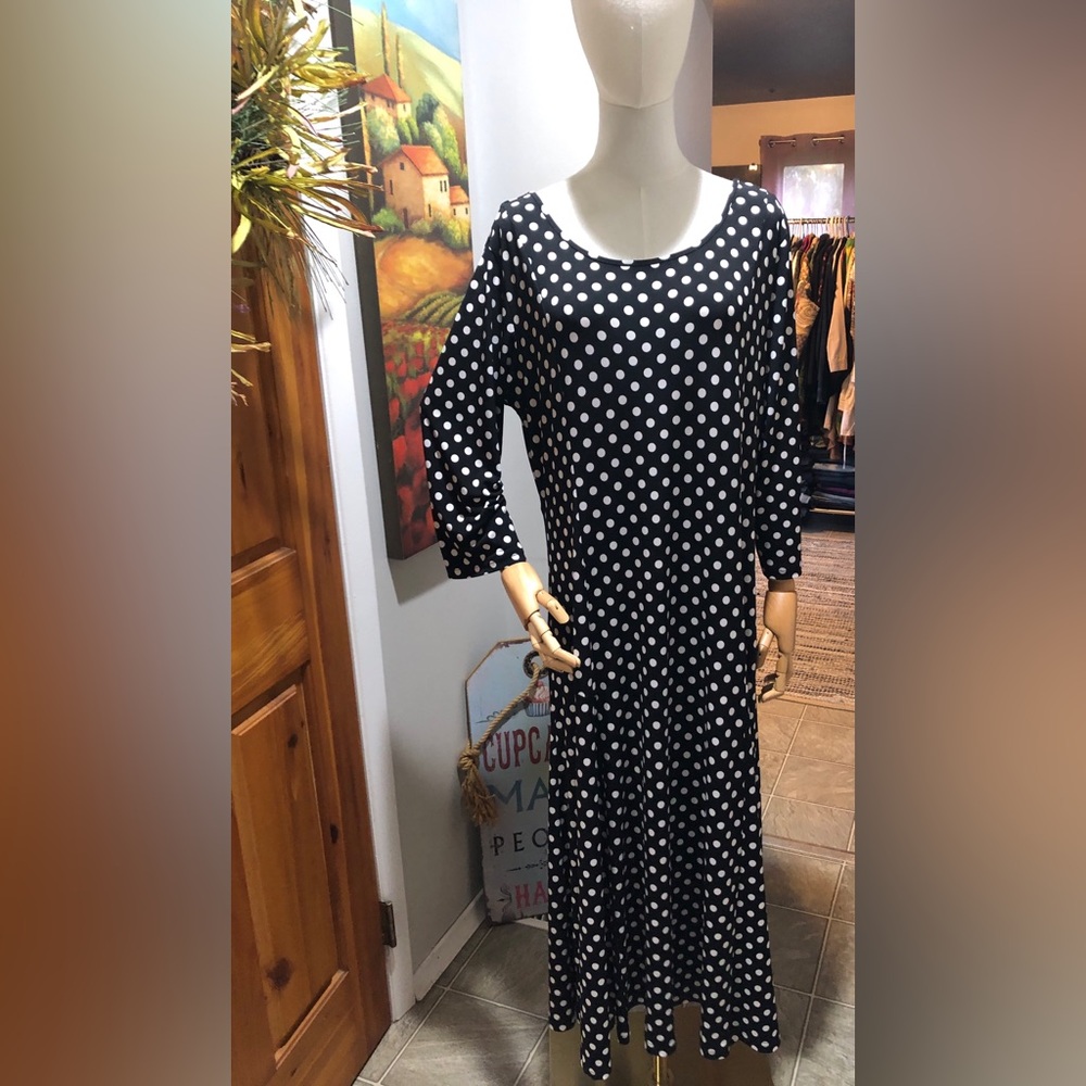 Black and White Polka Dot Women's Dress
Lemmie for Nina Leonard
Size XL
EUC